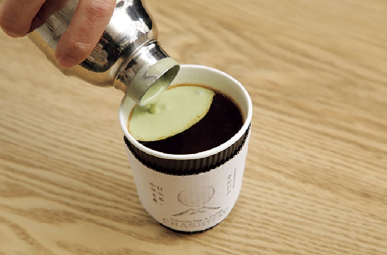 抹茶クリームを浮かべたコーヒーに、黒糖でコクを加えた抹茶ヴィエナコーヒー（480円）