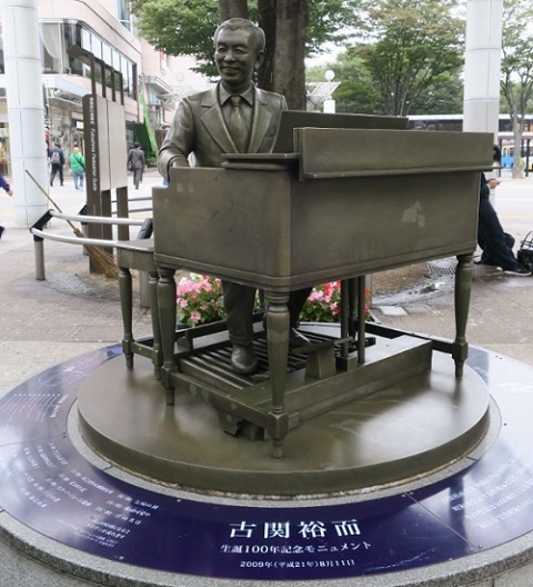 JR福島駅前のピアノを弾く古関氏の像