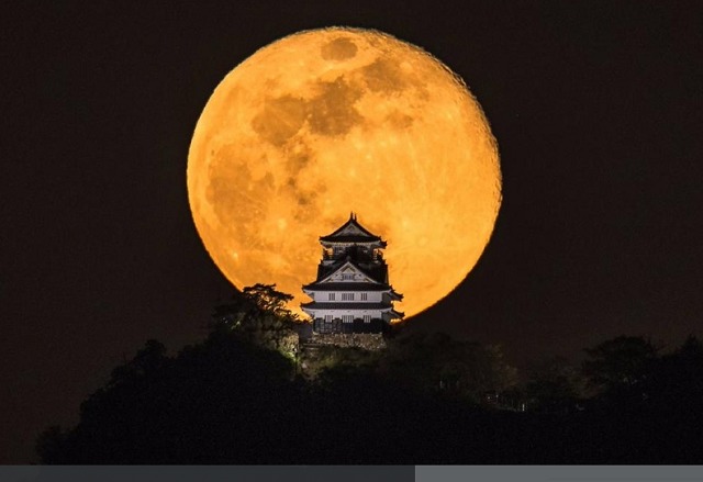 巨大満月をバックにそびえる岐阜城