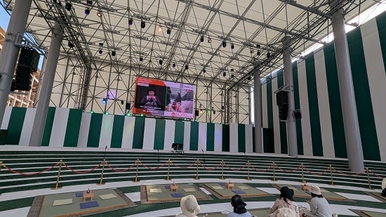 吉本球体前広場の畳席の画像