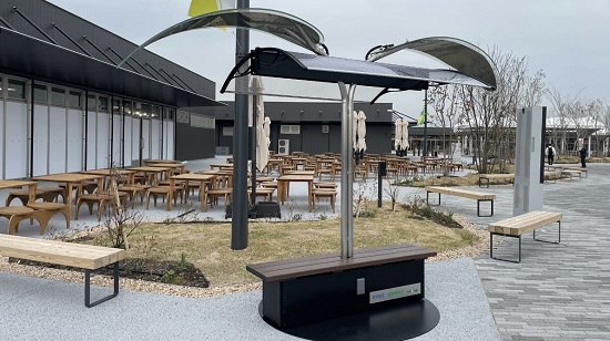 屋根付き充電できるベンチの画像